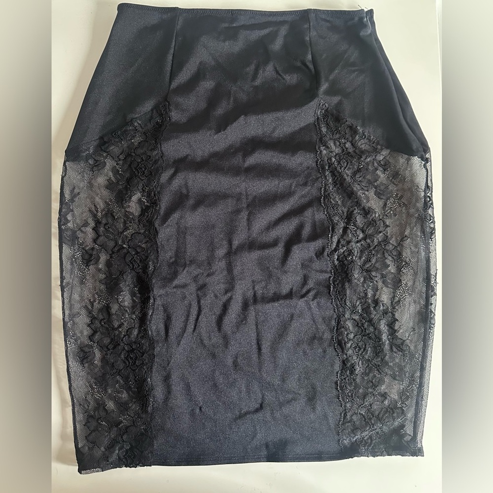 π€ Beaded Sheer Lace Panel Pencil Skirt - Picture 3 of 5